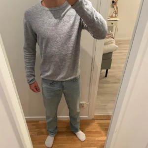 Ljusblå stickad tröja - Är ca 175 brukar ha S/M, aldrig använt tröjan. Nypris 349kr