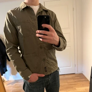 Morris Overshirt  - Säljer denna sjukt snygga Overshirten från Morris🙌 Färgen är grön och storleken är S men passar även M⭐️Overshirten har inga defekter och skicket är utomordentligt🙌🤝 Sjukt najs passform och material också⭐️🍁Tveka inte på att höra av er vid minsta fråga eller fundering😊