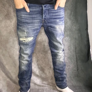 Jack & jones slim fit jeans med slitningar  - Mycket fint skick | Size 31/32 | modell 180 63 kg | Modell slim fit/tim italien limited edition |Följare får 100 kr rabbat | fraktar spårbart inom 24 timmar med PostNord eller instabox |