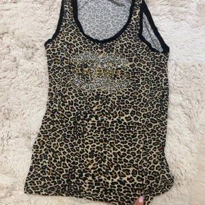 Leopardmönstrad linnetopp  - Snygg leopardmönstrad linnetopp med glittrande strassdetaljer framtill.  Köpt utomlands i en vintage butik 