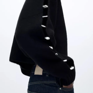 Svart Zara tröja🖤 - Såå cool och snygg vart croppad tröja med silver knappar från Zara, använt 1 gång eftersom jag ej haft möjlighet att använda och vill se om någon skulle vara intresserad av att köpa!!🖤🖤 Orginal pris=500kr 