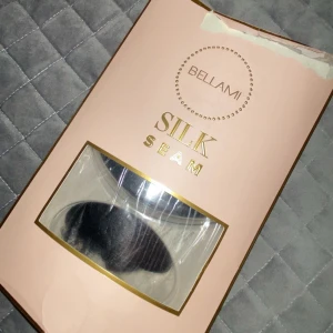  Bellami Löshår  - Säljer mitt Bellami löshår i färgen off black  Ursprungligen 7 clips, men jag behåller två själv, så  5 clips e kvar   Längd: 60-70 cm Vikt: 360gram, något mindre nu eftersom 2clips är borttagna.   Använt minst två gånger det är som nytt 💕✨