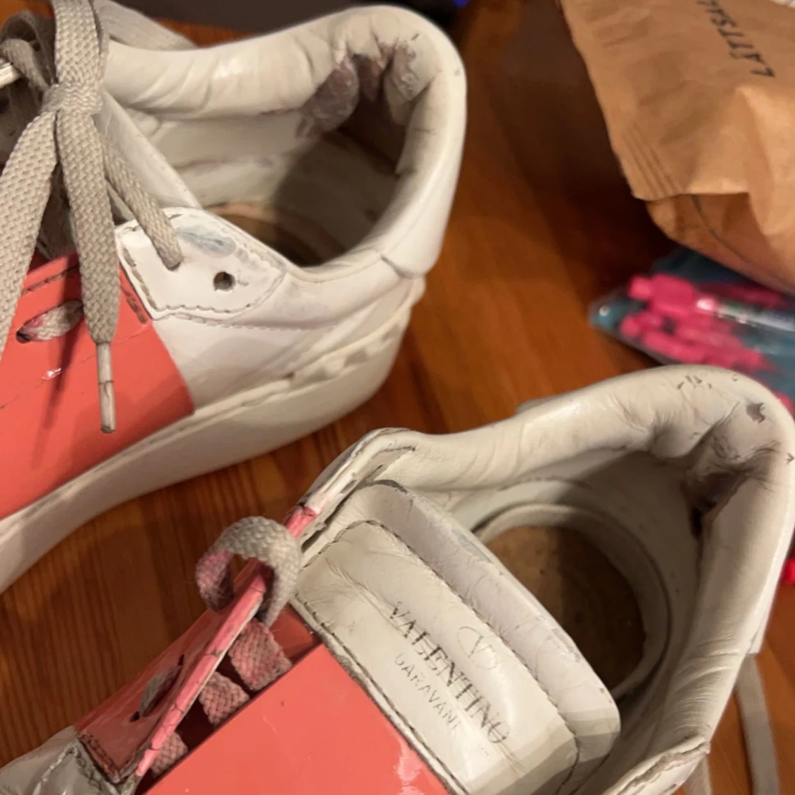 Valentino sneakers i vitt och rosa - 1