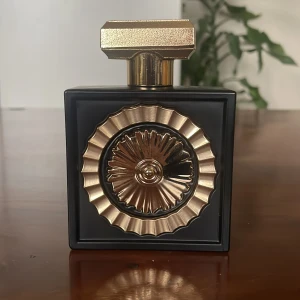 Nebras Eau de Parfum från Lattafa - Elegant parfymflaska i svart med guldiga detaljer från Lattafa.  Endast testad.