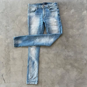 Jeans med slitningar  - Ett par feta jeans med slitningar ifrån märket Scotch & Soda🤩🔥 De är i storleken 28/32🎉🔥 Vid minsta fundering kontakta mig🔥🎉                                    ⚠️PRIS KAN DISKUTERAS⚠️