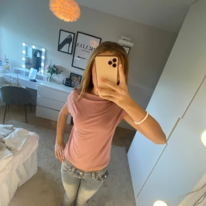 Rosa t-shirt från Lager 157 - Säljer en enkel och stilren rosa t-shirt från Lager 157. Den har en normal passform och är tillverkad i ett mjukt material som känns skönt mot huden. Perfekt för en avslappnad look❤️