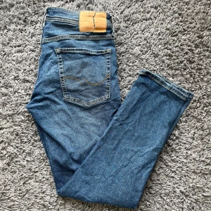 Blå jeansbyxor - Snygga blå jeans från Jack & Jones. Passform slimfit/glenn. Storlek 31/32. Modellen är 183. Tveka inte att på att skriva vid funderingar.⭐️