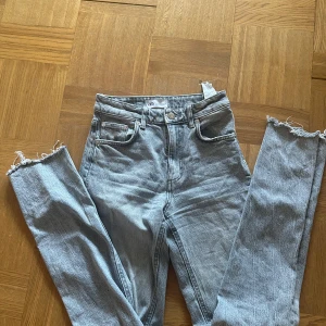 Grå jeans med bootcut - Grå raka jeans från zara. Storlek 32. Bra skick❤️