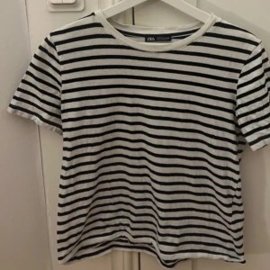 Söt randig T-shirt - Supersöt randig t-shirt i oanvänd från zara