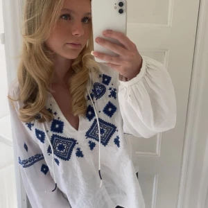 Fin blus från hm -  Säljer min favorit tröja storlek XS/S kommer från H&M har vit med blå detaljer på  det är mina bilder men om ni vill ha fler så kan jag fixa det 