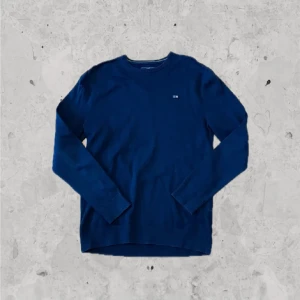 Mörkblå Lexington tröja - Snygg mörkblå tröja från Lexington med rund hals och diskret logga på bröstet. Perfekt för en stilren look. Skick: 9/10. Storlek: S. Kontakta oss för fler bilder eller info!🙌