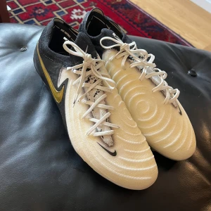 Nike phantom gx elite vit/svart/guld - Oanvända Nike phantom gx elite som jag säljer pga att jag beställde fel storlek. 