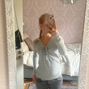 Grå ribbad tröja från Gina Tricot - Säljer en grå tröja från Gina,vet att den är i L men sitter inte alls så stort,jätte könt material,rändar min garderob, kan sänka pris bara skriva till mig(eller på alla andra mina saker jag säljer om du är intresserad bara skriv till mig)🫶🏻🫶🏻🫶🏻