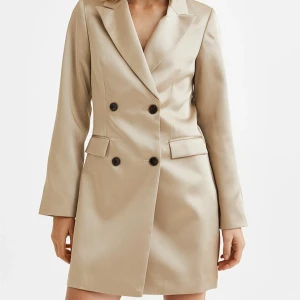 Blazerklänning - Säljer denna sjukt snygga guldiga blazerklänning i strl 40!💕 Klänningen är aldrig använd och har fortfarande lappen kvar!💕