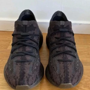 Yeezy 380 onyx  - Snygga svarta sneakers med en unik design och mönster. Skorna har en bekväm och stötdämpande sula, perfekt för vardagsbruk.                                                          Små i storleken så sitter perfekt för en som har 41.5 men funkar alldeles utmärkt för 42 med