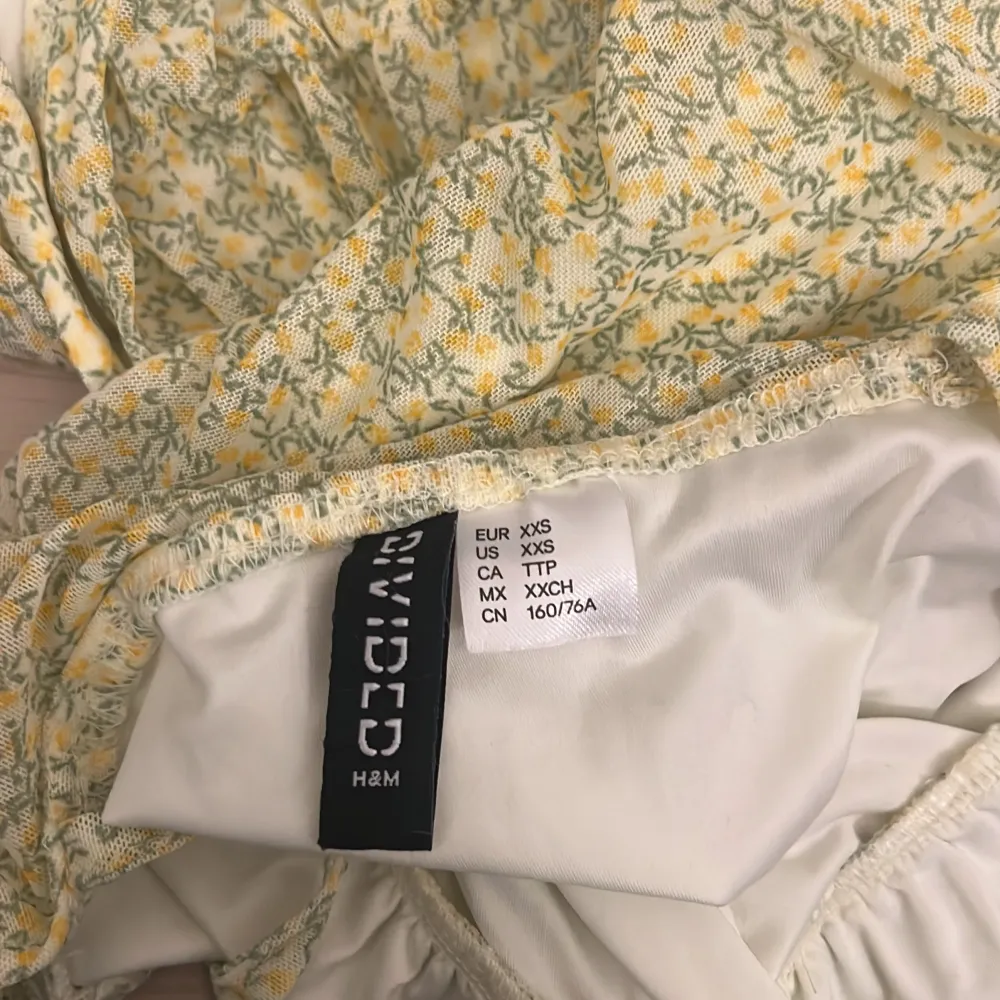 Jätte söt blommig klänning ifrån H&M som är perfekt till sommaren. Den ser liten ut på bilden men när man har på sig den sitter den jätte fint💓☀️🥰. Mekot.