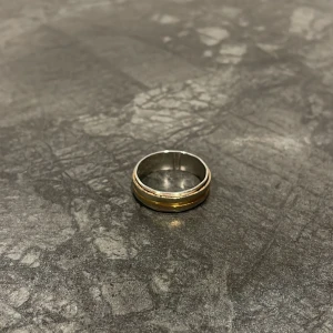 Tvåfärgad ring i guld och silver - Elegant ring med en kombination av guld och silver. Den har en slät yta och en stilren design som passar perfekt för både vardag och speciella tillfällen riktigt stilren och snygg ✅