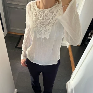 Vit spetströja  - Vit blus med spets i fint skick från Indiska. Storlek M, passar även S. Använd gärna köp nu! 