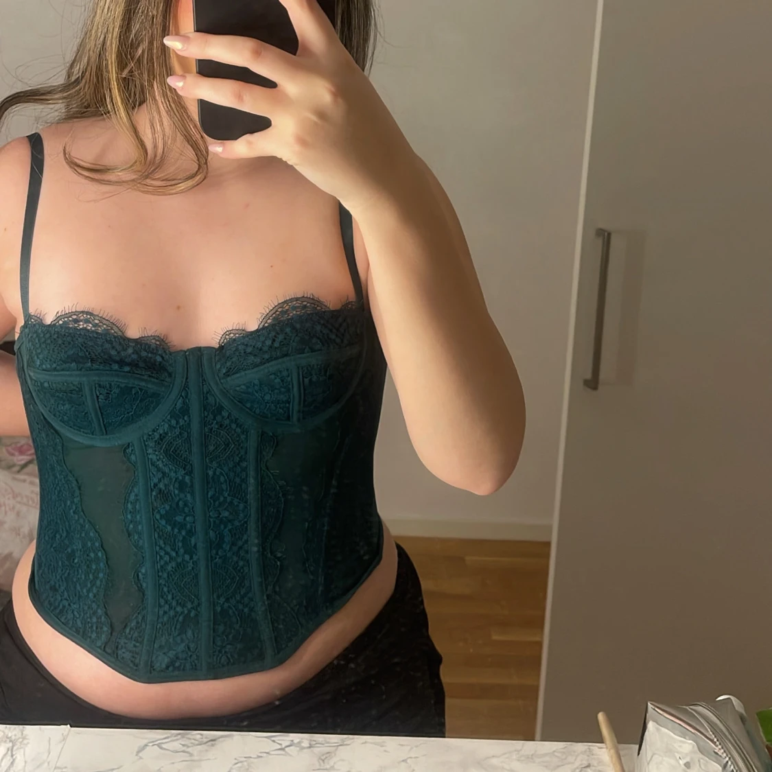 Mörkgrön spetskorsett