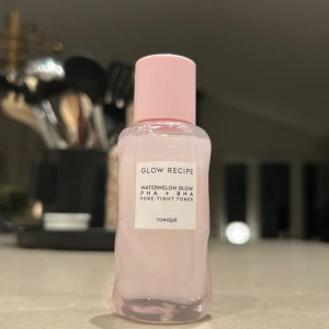 Glow Recipe Watermelon Glow Toner - Säljer en Glow Recipe Watermelon Glow PHA + BHA Pore-Tight Toner. 💕Den kommer i en söt rosa flaska med skruvlock och innehåller 40 ml. Perfekt för att fräscha upp huden och minimera porer.Den är i mycket bra skick och har aldrig använt💕 när man öppnar korken så är det som en till kork som gör att det inte kommer läcka. Den kan man dra av och sätta på väldigt smidigt att ha när man till exempel ska resa💕😍Den är i mini size 40 ml💕