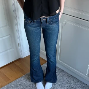True religion jeans  - True religion low waist bootcut jeans. Storlek 26 men liten i storlek. Har en lagning på insida lår men inget som märks av 