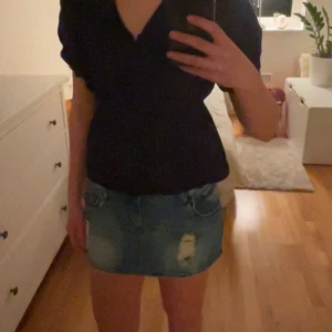 mörkblå blus - säljer min fina kortärmade blus då den inte kommer till användning! jättefint skick, strl s. skriv vid minsta fundering💕