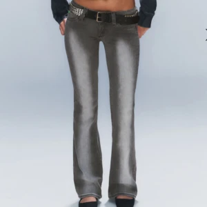 Grå bootcut jeans - Stolen 29/34 men passar mig perfekt som i vanliga fall brukar ha 26 32 vid snabbt köp kan priset diskuteras. Sjukt snygga och eftertraktade där av priset men kan som sagt diskuteras 