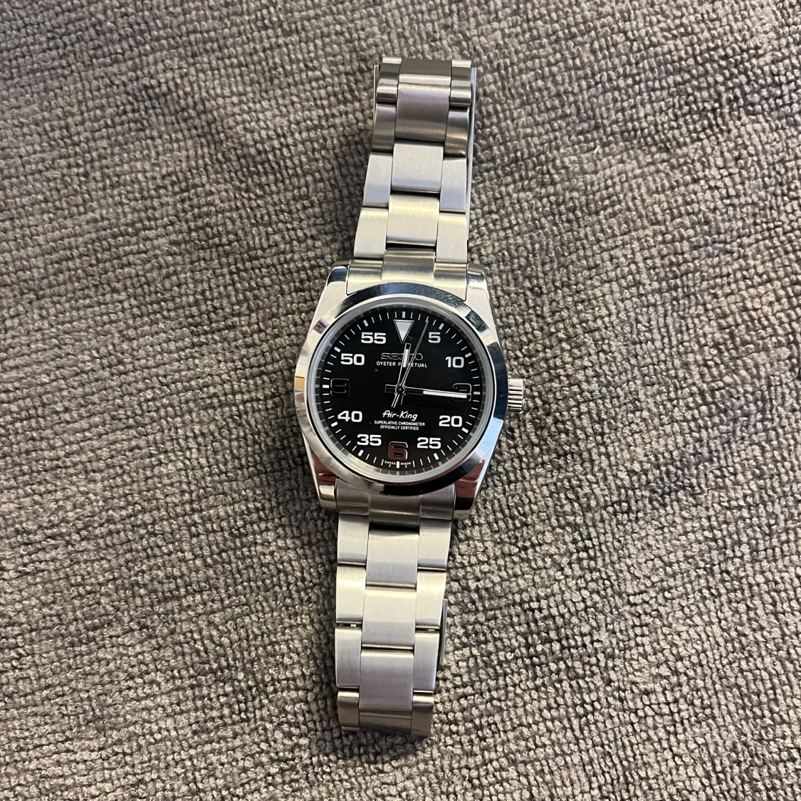 Silverfärgad klocka med svart urtavla Seiko Mod