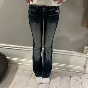 Mörkblå super lågmidjade crazy age bootcut jeans - Säljer nu världens snyggaste mörkblå bootcut jeans med så otroligt coola bakfickor. Säljer endast då de är för små för mig. Jättefint skick och helt unika. Går ej att köpa nya. Kom privat för mer info.🩷