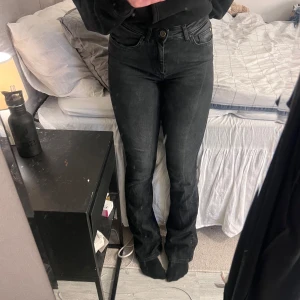 Bootcut jeans  - Svarta midwaist bootcut jeans från ONLY. Storlek S längd 32. Slitna längst ned se bilder 