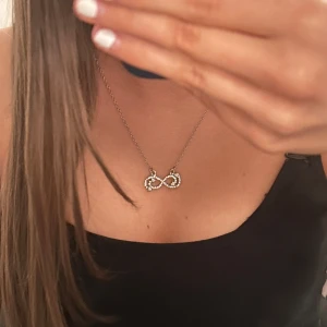 Silverfärgat halsband med oändlighetssymbol - Ett halsband från Ur & Penn. Har inte använt mycket.