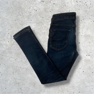 Jack & Jones jeans Slim/Glenn - Trendiga Jack & Jones jeans i modellen Slim/Glenn. Jeansen är i mycket bra skick utan några defekter och är i stl W29 L32. Hör av er vid frågor, pris kan diskuteras vid snabb affär!