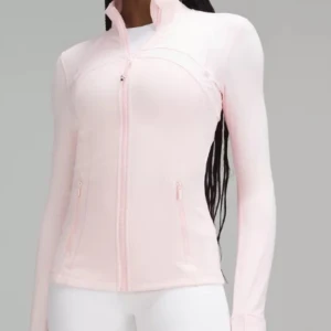 Lululemon define jacket pink - Säljer min fina lululemon jacka då jag knappt använder den(och den är lite för tight för min smak)! Använd ett fåtal gånger och är i princip som ny☺️andra bilden är min men kan självklart ta fler bilder på jackan💓💓