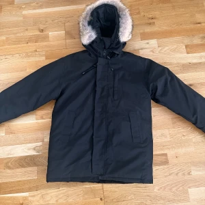 Canada goose chateau black label  - Canada goose chateau black label parka till salu! -Skick:10/10 (helt ny).                                               -Storlek: L (fits M)                                                   Tags ingår och pälsen är riktigt fin. Hör av er vid funderingar! 