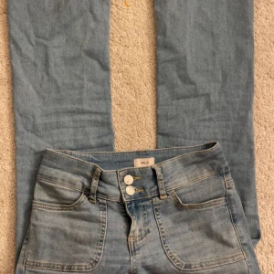 Ljusblå jeans från Nelly - Snygga ljusblå jeans från Nelly med två knappar och dragkedja framtill. De har en klassisk fyrficksdesign. Vi Perfekta för en avslappnad stil. Sitter väldigt bra 😊 