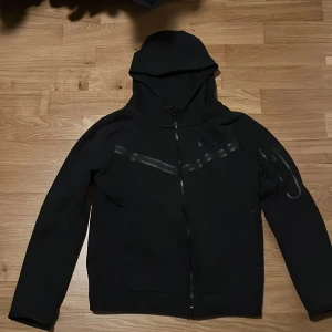 Nike tech barn - Svart Nike tech knappt använd storlek 137-147 barn 