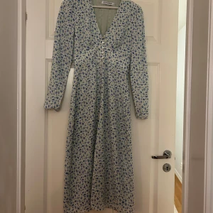 Adoore klänning  - Säljer denna superfina adoore ”paris dress”. Superfin modell, mönstret går inte längre att köpa från hemsidan. Sparsamt använd och i mycket fint skick. Ganska liten i storlek men denna modell passar mig som vanligtvis har xs/s. Nypris 1495kr och jag säljer för 600kr