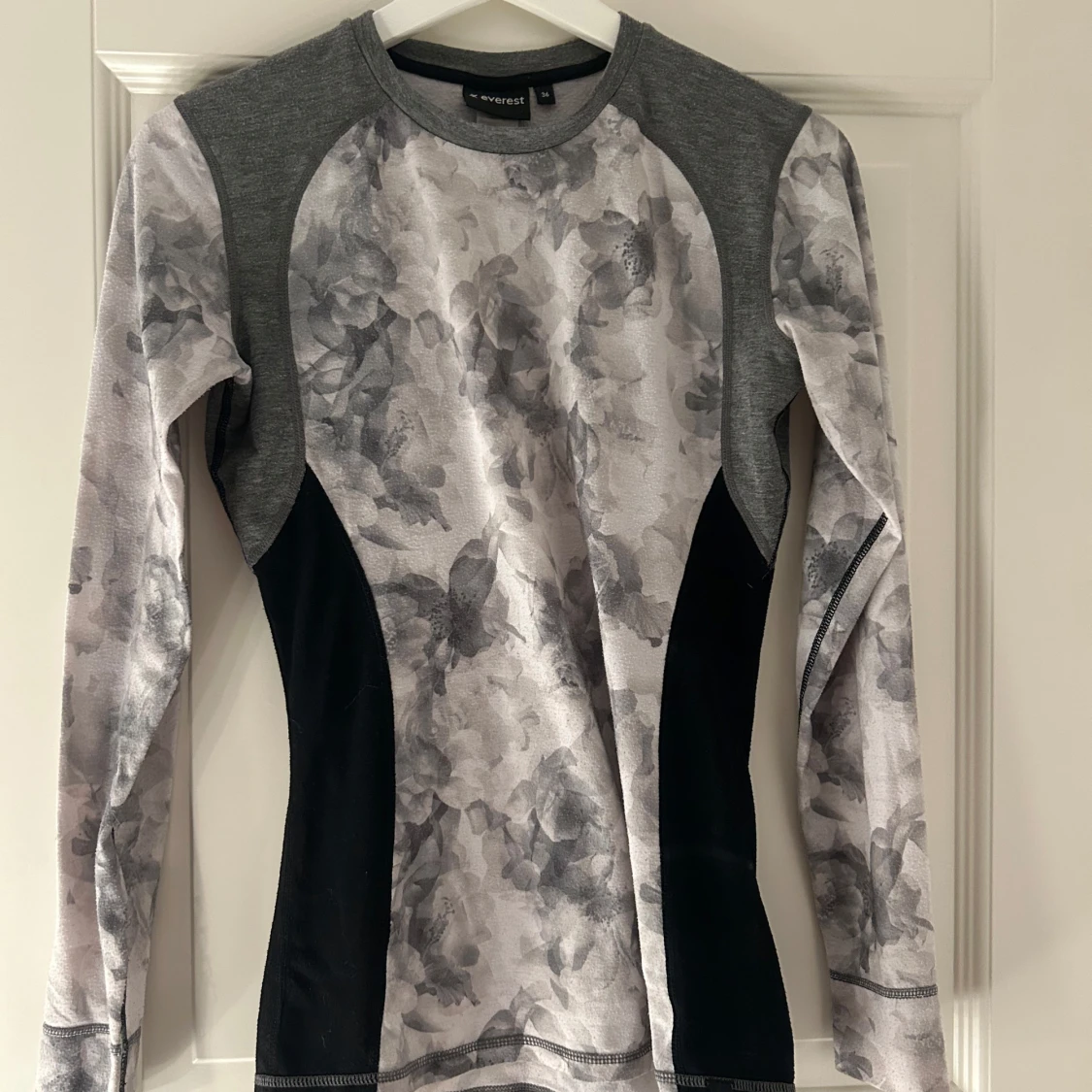 Grå blommig underställströja från Everest