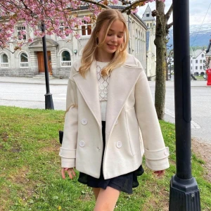 Designed by Si kappa vit - Supersnygg vit designed by si kappa, klarar höst, vår sommar, och lite vinter!! Den är inte smutsig, pris kan diskuteras🩷