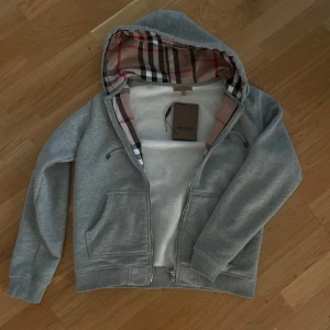 Grå hoodie från Burberry - Säljer en stilren grå hoodie från Burberry, pris kan diskuteras vid snabb affär. Fråga om fler närbilder t ex ettiket!