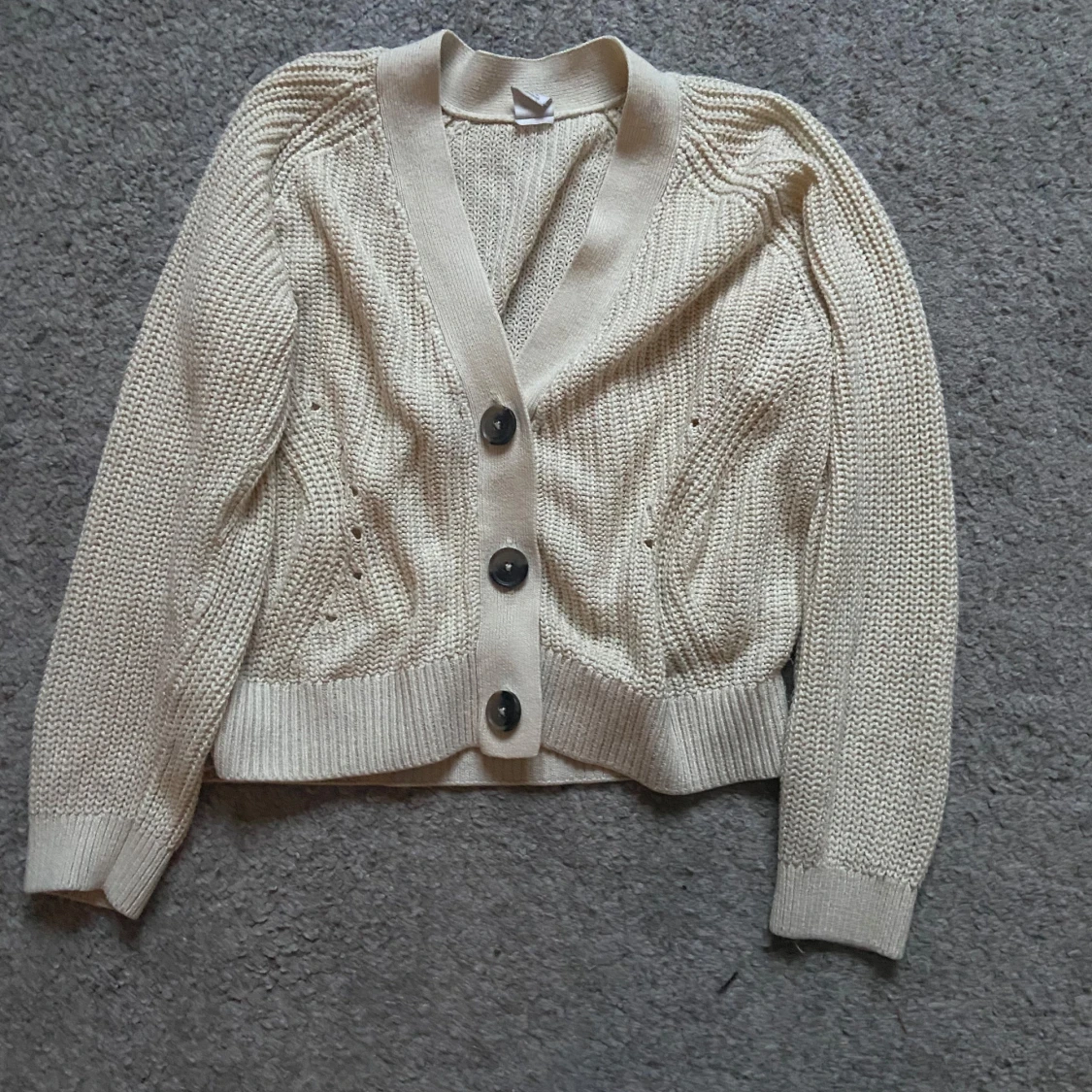 Beige stickad kofta med knappar