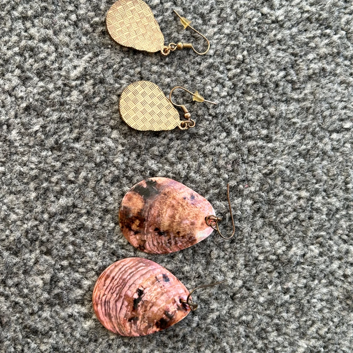 Två par örhängen i olika stilar - 2