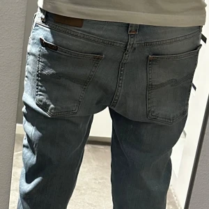 Blå jeans från Nudie Jeans - Snygga blå jeans från Nudie Jeans i storlek 30:30. Riktigt bra skick! Endast 198 kr!!!