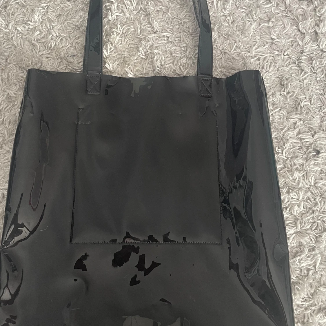 Svart glansig väska från Monki - 1