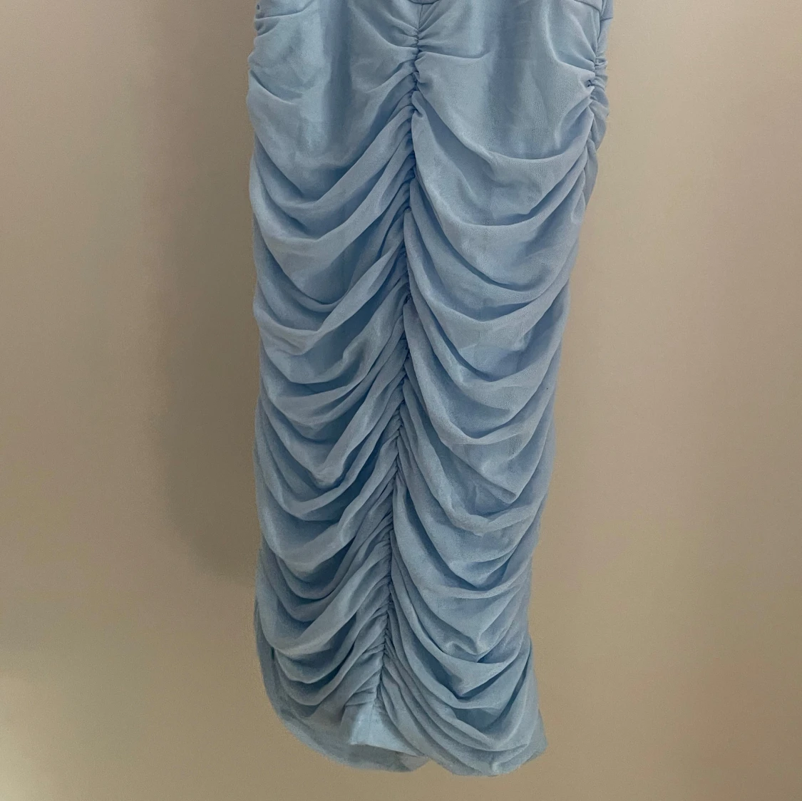 Ljusblå klänning med rynkdetaljer - 2