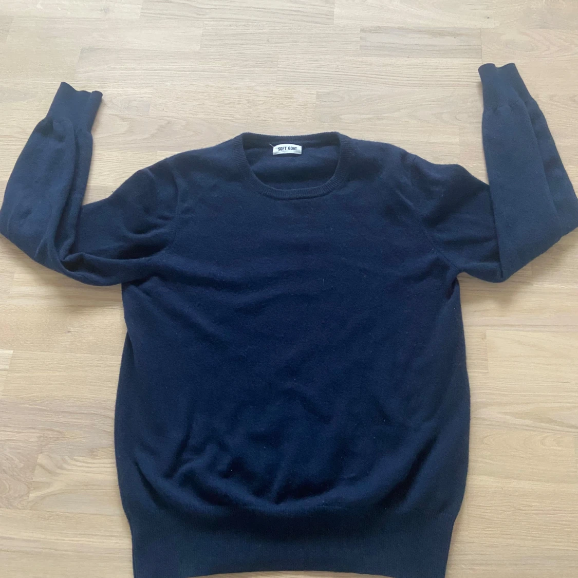 Mörkblå kashmirtröja från Soft Goat - 1