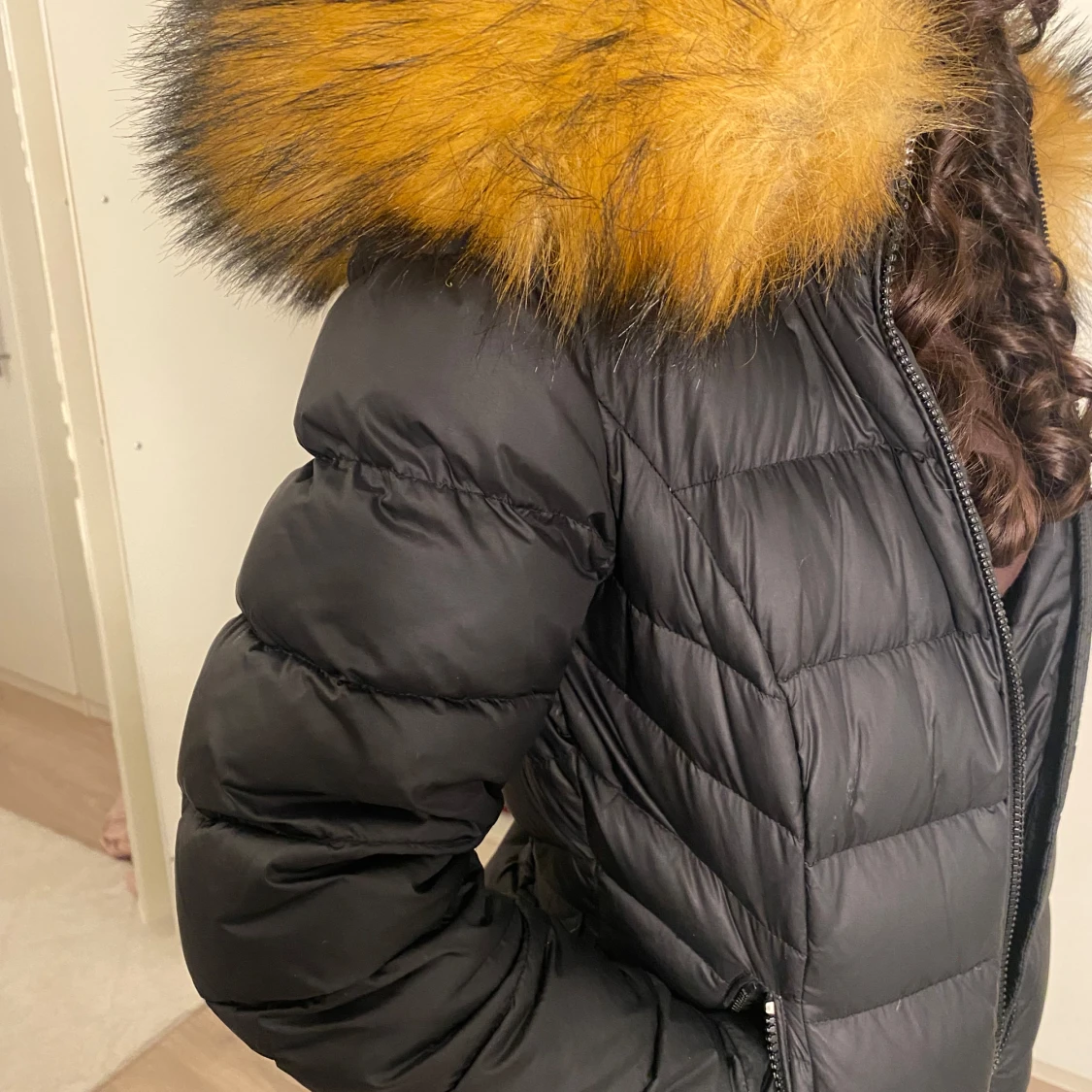 Svart dunjacka med pälsdetalj från Rockandblue - 2