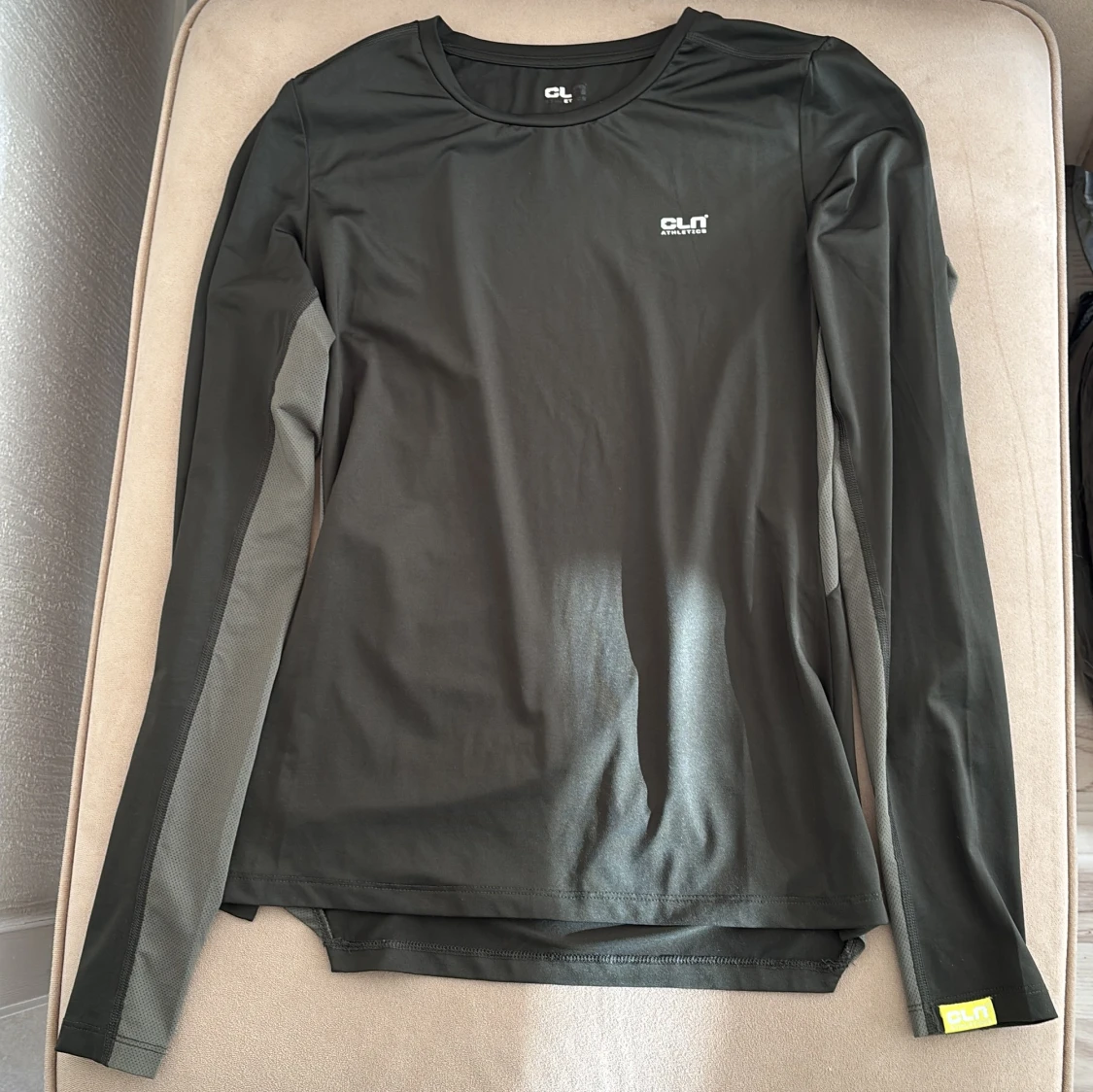 Mörkgrön långärmad tröja från CLN Athletics - 3