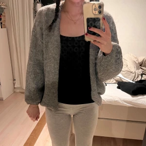 Grå stickad kofta - Stickad kofta från Lindex  Storlek M/L men passar mig fint oversized som brukar ha S.