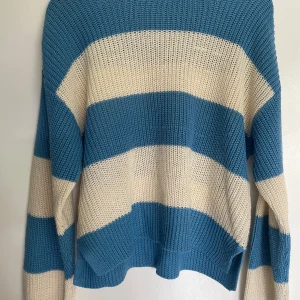 Randig tröja - Randig stickad tröja från gina tricot (young) storlek 158-164. Passar mig som bär xxs/xs:)    Kontakta mig för frågor!💕